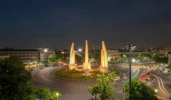 Vista Aérea Monumento Democracia Uma Rotunda Com Trilhas Luz Carro — Fotografia de Stock