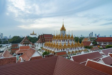 Loha Prasat Wat Ratchanatda ve Golden Mountain pagoda, bir Budist tapınağı veya Wat Saket Bangkok şehir merkezi, Tayland 'da gökdelen binaları ile. Tayland 'ın simgesi. Mimari.