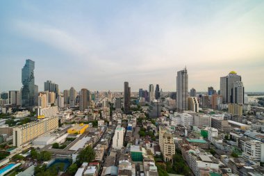 Bangkok şehir merkezinin hava manzaralı Skyline caddesi. Tayland. Finansal bölge ve Asya 'nın akıllı kentsel kentindeki iş merkezleri. Gün batımında gökdelen ve yüksek binalar.