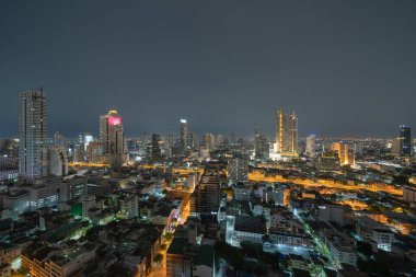 Bangkok şehir merkezinin hava manzaralı Skyline caddesi. Tayland. Finansal bölge ve Asya 'nın akıllı kentsel kentindeki iş merkezleri. Geceleri gökdelen ve yüksek binalar.