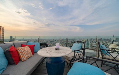 Gökyüzü barı, restoran ya da kafe terası, otelin çatısında yemek masası, şehir merkezi, Tayland 'da şehir merkezi, Bangkok' ta şehir manzaralı yüksek binalar..