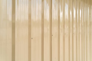 Metal şeritler. Paslı demir metal, çinko çelik duvar, desenli arka plan. Tasarım dekorasyonu için dış mimari materyalinin yakın plan görüntüsü.