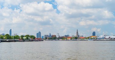 Şafak Tapınağı ya da Wat Arun 'da Chao Phraya Nehri' nin yansıması ile Rattanakosin Adası 'nda, eski şehir, Bangkok silueti. Şehir merkezinde, Tayland 'da öğle vakti..