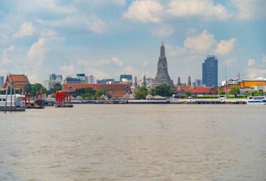 Şafak Tapınağı ya da Wat Arun 'da Chao Phraya Nehri' nin yansıması ile Rattanakosin Adası 'nda, eski şehir, Bangkok silueti. Şehir merkezinde, Tayland 'da öğle vakti..