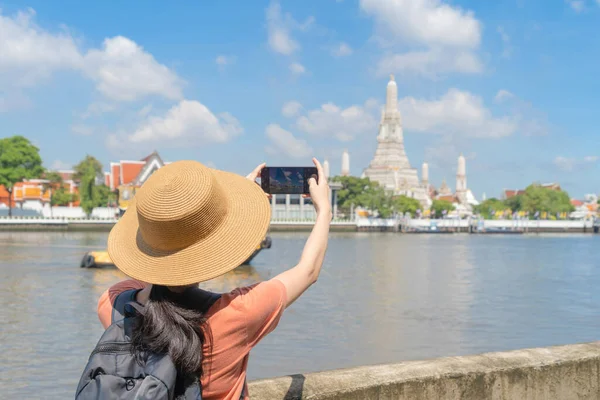 Azjatka Turysta Podróżujący Fotografujący Smartfonem Temple Dawn Lub Wat Arun — Zdjęcie stockowe