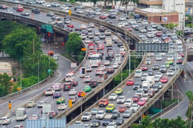 Trafiğin yoğun olduğu saatlerde yoğun arabaların hava görüntüsü karayolu caddesinde Bangkok 'ta köprü üzerinde, Asya' da şehir merkezinde, gün batımında Tayland 'da. Kavşak noktası. Rama 9 'da gişe kapısı.