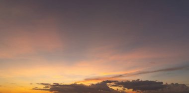 Soyut doğa geçmişi. Alacakaranlık vakti, turuncu renkli günbatımı bulutlarıyla dramatik mavi gökyüzü.