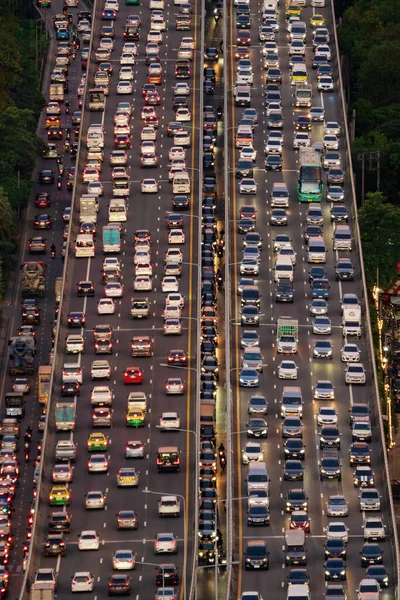 타이의 시가지 다운타운에 위에서 러시아워에 붐비는 자동차들을 공중에서 바라볼 수있다 — 스톡 사진