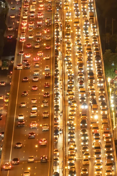 バンコクの橋の上の高速道路の路上でラッシュ時に渋滞と忙しい車の空中ビューダウンタウン アジアの都市都市 夜にタイ 交差点交差点 ラーマ9世の料金所 — ストック写真
