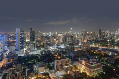 Bangkok şehir merkezinin hava manzaralı Skyline caddesi. Tayland. Finansal bölge ve Asya 'nın akıllı kentsel kentindeki iş merkezleri. Geceleri gökdelen ve yüksek binalar.