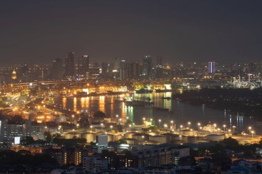 Şehir merkezindeki iş ve lojistik uluslararası malların ihracat ve ithalatındaki konteyner kargo gemisinin hava görüntüsü. Geceleyin Tayland 'ın Bangkok limanındaki vinçle limana gidecek..