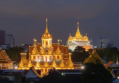 Loha Prasat Wat Ratchanatda ve Golden Mountain pagoda, bir Budist tapınağı veya Wat Saket Bangkok şehir merkezi, Tayland 'da gökdelen binaları ile. Tayland 'ın simgesi. Mimari.