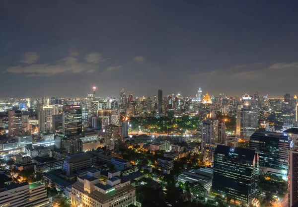 曼谷市中心天际线与公路街道的空中景观 亚洲智能城市的金融区和商业中心 摩天大楼和高楼大厦在夜间 — 图库照片