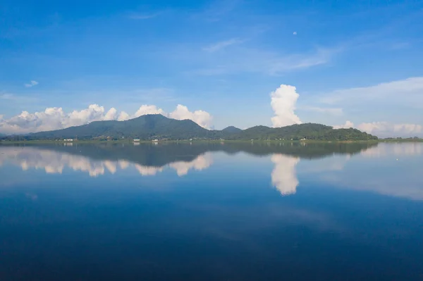 Luftfoto Bang Pra Reservoir Dæmningen Nationalpark Med Afspejling Floden Bjergdale - Stock-foto