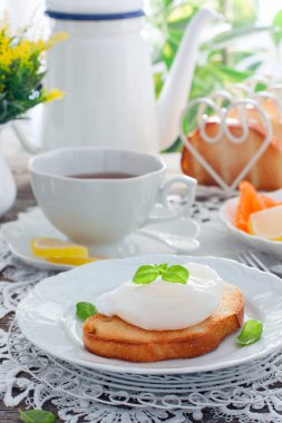 Parlak Servis Kahvaltı bir fincan çay, beyaz ekmek tost haşlanmış yumurta ve marmelat, seçici odak ile