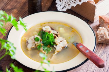 Taze otlar, seçici odak ile ringa balığı çorbası