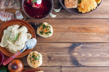 Ahşap bir masa - borsch, vareniki, pampushki sarımsak, domuz yağı, krep, patates, vvar, üstten görünüm, yatay, Ukrayna mutfağından geleneksel yemekleri alanı Kopyala