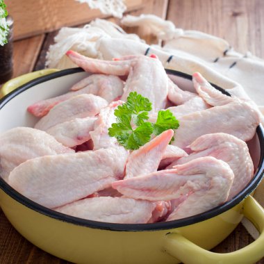 çiğ tavuk kanatları, selectiv odak