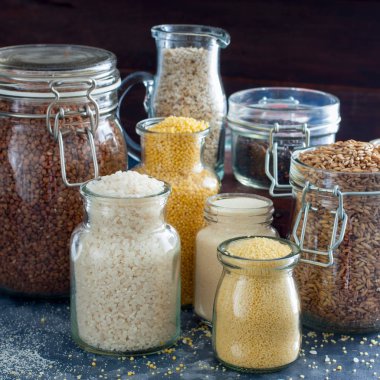 Bakkal - cam kavanoz (pirinç, darı, yulaf ezmesi, kuskus, karabuğday, irmik), çeşitli hububat kare görüntü