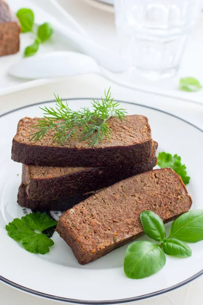 Delicado Paté Cazuela Hígado Pollo Plato Blanco Enfoque Selectivo — Foto de Stock