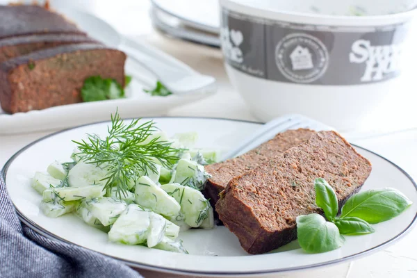 Taze Salata Salatalık Yeşiller Karaciğer Seçici Odak Pate Ile Snack — Stok fotoğraf