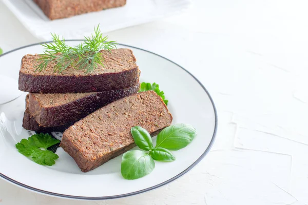 Paté Rodajas Cazuela Hígado Pollo Plato Blanco Con Verde Fresco — Foto de Stock