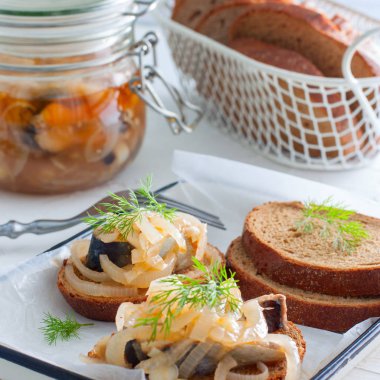 Marine ringa balığı ve soğan, kare