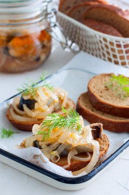 Marine ringa balığı ve soğan çavdar ekmeği, seçici odak üzerinde