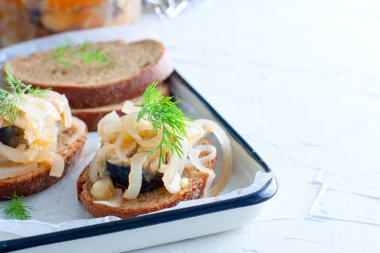 Marine ringa balığı ve soğan, yatay, uzay kopyalayın