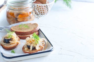 Marine ringa balığı ve soğan, yatay, uzay kopyalayın