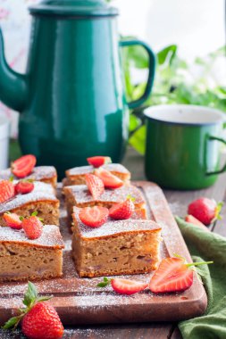 Tam buğday unu, seçici odak ile çilekli pasta