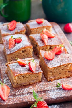 Tam buğday unu, seçici odak ile çilekli pasta