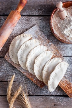 Bir tahta masa, üstten görünüm, seçici odak üzerinde ham chebureks