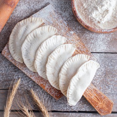 Bir tahta masa, üstten görünüm, seçici odak üzerinde ham chebureks