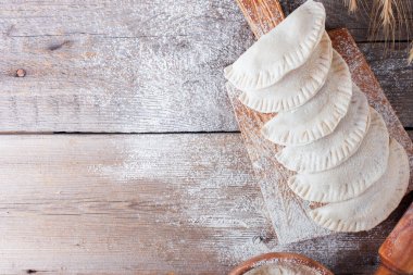 Etli, ham chebureks hazırlanan un, üstten görünüm alanı kopyalama, ahşap bir gemide kızartma için