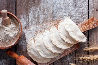 Etli, ham chebureks hazırlanan un, üstten görünüm alanı kopyalama, ahşap bir gemide kızartma için