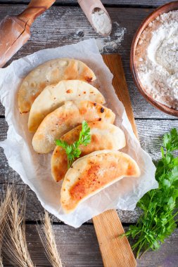 Kızarmış chebureks ahşap oyun tahtası, üstten görünüm