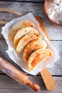 Kızarmış chebureks ahşap oyun tahtası, üstten görünüm