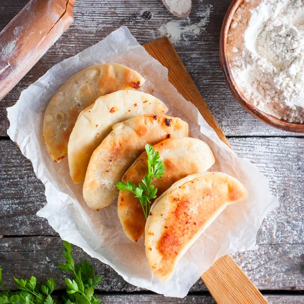 Gebakken Tsjeboereki Een Houten Plank Traditionele Russische Keuken Bovenaanzicht — Stockfoto