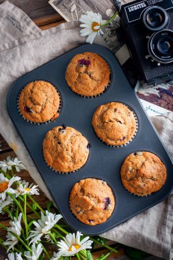 Çilek, üstten görünüm ile tam buğday unu kekler