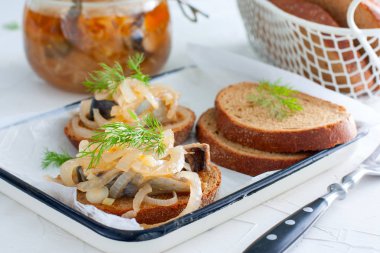 Ringa balığı ve soğan Beyaz masada yatay siyah ekmek üzerinde Marine