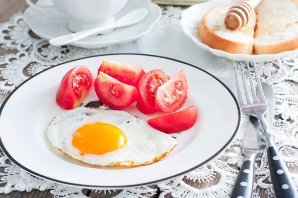 Ovos Fritos Tomates Frescos Café Pão Horizontal — Fotografia de Stock