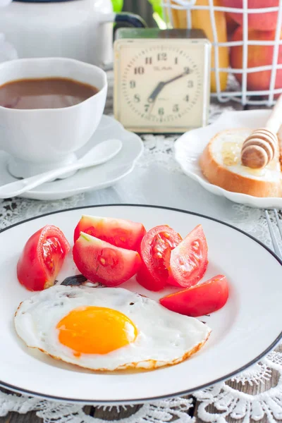 Café Manhã Ovos Mexidos Tomates Frescos Café Com Leite Pão — Fotografia de Stock