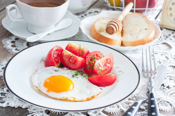 Fried Eggs Fresh Tomatoes Coffee Bread Horizontal — Stock Photo, Image