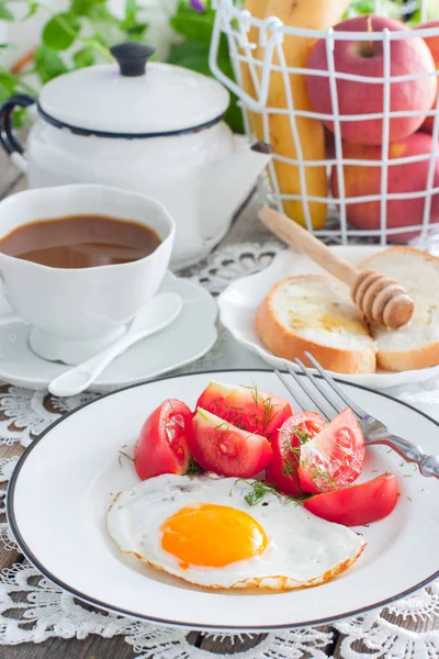 Café Manhã Ovos Mexidos Tomates Frescos Café Com Leite Pão — Fotografia de Stock