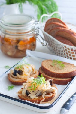 Marine ringa balığı ve soğan çavdar ekmeği, seçici odak üzerinde