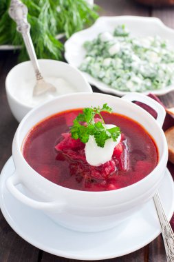 Ukraynalı geleneksel borsch. Rus vejetaryen kırmızı çorba beyaz kase. Üstten görünüm. Pancar çorbası, pancar ile borshch