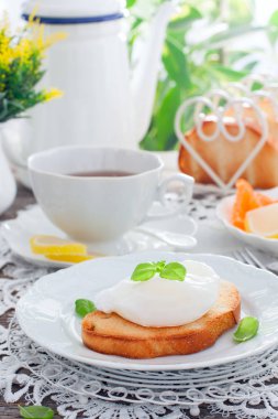Parlak Servis Kahvaltı bir fincan çay, beyaz ekmek tost haşlanmış yumurta ve marmelat, seçici odak ile