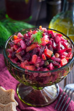 Salata (gelen pancar ile haşlanmış sebze salatası), seçici odak