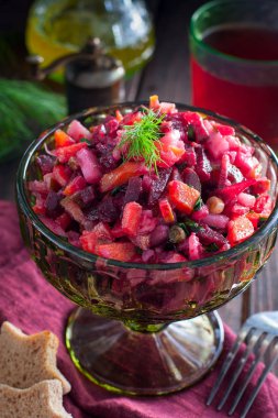 Salata (gelen pancar ile haşlanmış sebze salatası), seçici odak